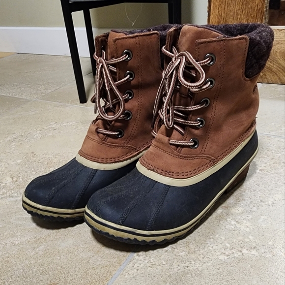 Sorel low waterproof boot Sz 8.5/9 - Picture 1 of 4